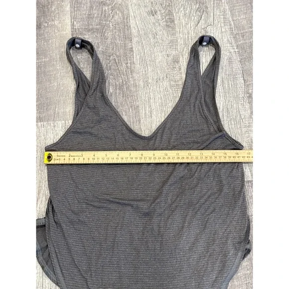 Lululemon‎ Gray Tank Top V Neck Sleeveless Athletic Activewear Women's - Picture 2 of 5